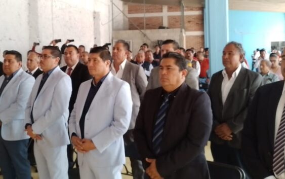 EN LA COOPERATIVA DE CAMIÓNEROS DEL SERVICIO URBANO DE XALAPA HEMOS UNIDO ESFUERZOS LOS 365 DÍAS DEL AÑO, ES ASÍ COMO LLEGAMOS A NUESTROS 89 ANIVERSARIO. CEBALLOS RAMÍREZ.