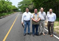 Entrega Pemex al alcalde Noé Castillo Olvera obra de rehabilitación de la carretera a Rabasa