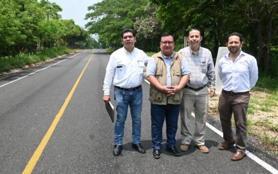 Entrega Pemex al alcalde Noé Castillo Olvera obra de rehabilitación de la carretera a Rabasa