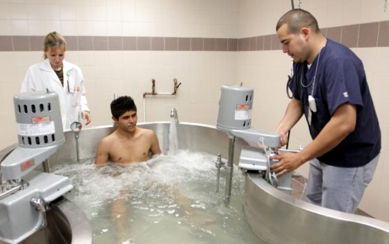 Con ejercicio terapéutico y uso de la Tina de Hubbard del IMSS, pacientes con fracturas y lesiones severas pueden recuperar movilidad