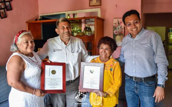 Reciben maestras reconocimientos por 37 años de labor docente