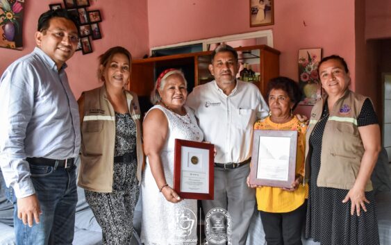 Reciben maestras reconocimientos por 37 años de labor docente