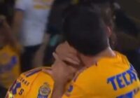 VIGÓN LE DA ‘BESO EN LA BOCA’ A CÓRDOVA EN EL TIGRES VS RAYADOS Y VIDEO SE HACE VIRAL