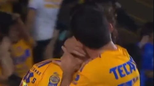 VIGÓN LE DA ‘BESO EN LA BOCA’ A CÓRDOVA EN EL TIGRES VS RAYADOS Y VIDEO SE HACE VIRAL