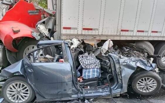 Un muerto y un herido en fatal accidente entre dos trailers y un vehículo sobre la autopista La Tinaja-Acayucan