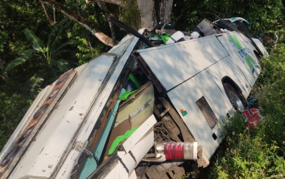 Vuelca camión en la carretera Catemaco-Hueyapan; 16 heridos