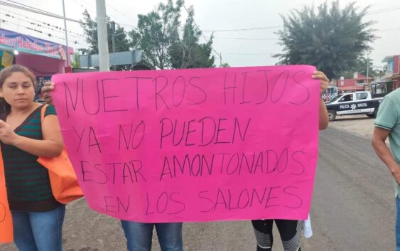 Bloquean padres de familia de Tlaltetela la carretera Xalapa-Huatusco exigen dos maestros y la construcción de dos aulas