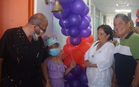 Gracias a OncoCREAN del IMSS Veracruz Sur, Karol toca campana a nueva oportunidad de vida