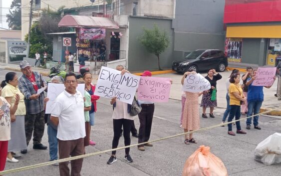 Exigen agua y bloquean avenida en Xalapa