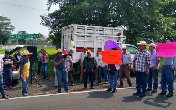 En Juchique de Ferrer…El Alcalde Cruz Cuevas se quiere lucir con sombrero ajeno.