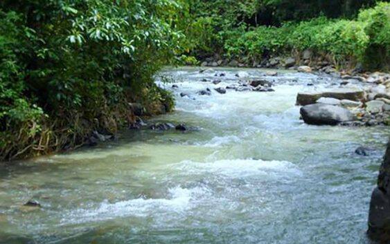 Roban agua del río Escribanillo, en Chontla; llegan constructoras, particulares y hasta expresidentes municipales a saquear: alcalde