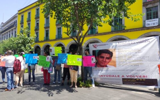 Familiares y amigos de Erick González Virgen bloquean avenida Enríquez y exigen a la FGE agilizar investigaciones para dar con su paradero