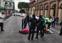 Taxista e hija se acuestan en la avenida Enríquez en protesta por acoso que sufre de policía de SSP