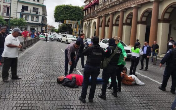 Taxista e hija se acuestan en la avenida Enríquez en protesta por acoso que sufre de policía de SSP
