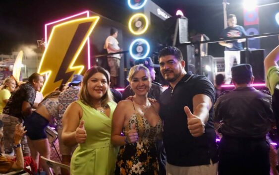Zenyazen disfruta en familia del Carnaval de Veracruz