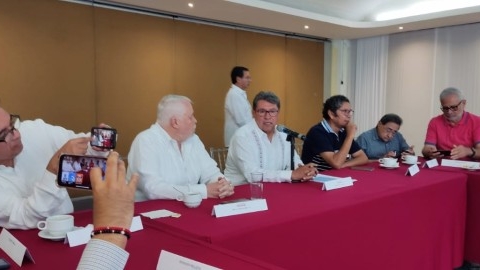 La corcholata Monreal y sus reuniones casi secretas en su gira por Veracruz.