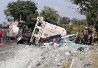 Vuelca tractocamión y cae sobre vagoneta en carretera del sur de Veracruz; hay 5 muertos y 2 lesionados