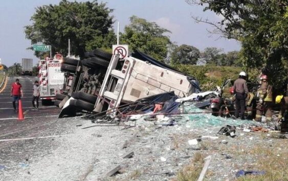 Vuelca tractocamión y cae sobre vagoneta en carretera del sur de Veracruz; hay 5 muertos y 2 lesionados