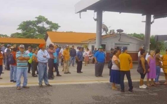 Más de 200 campesinos bloquean carretera Costera del Golfo; exigen pago de daño retenido