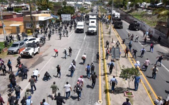 Liberan a los 13 servidores públicos retenidos y la Autopista del Sol en Chilpancingo