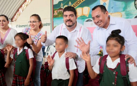 Zenyazen entregó útiles escolares y mochilas a mil 800 estudiantes de 26 escuelas de la Huasteca Baja