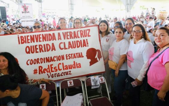 Coordinadora de la Red #EsClaudiaVeracruz presente con Sheinbaum en Los Tuxtlas