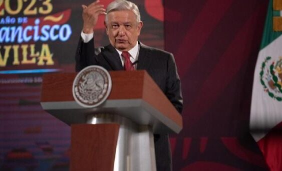 “Eso sí calienta”: AMLO sobre críticas de Calderón a estrategia de abrazos a la delincuencia