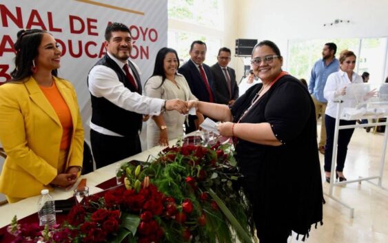 Zenyazen Escobar festeja a personal de apoyo y asistencia de la SEV
