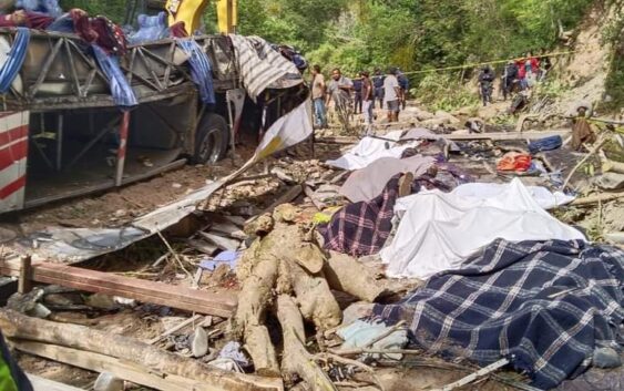 Autobús de pasajeros vuelca y cae a barranco en Oaxaca; reportan al menos 27 muertos