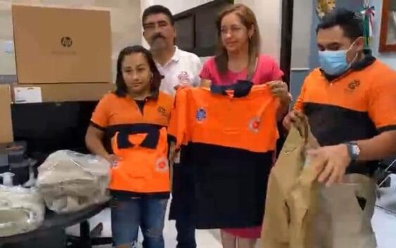 Alcalde entrega equipo de trabajo y uniformes a personal de PC de Oluta