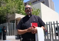 Prohiben a sacerdote dar los santos óleos a víctima de una explosión