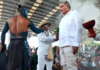 Adán Augusto López recibe limpia de xamanes mayas durante su gira en Yucatán