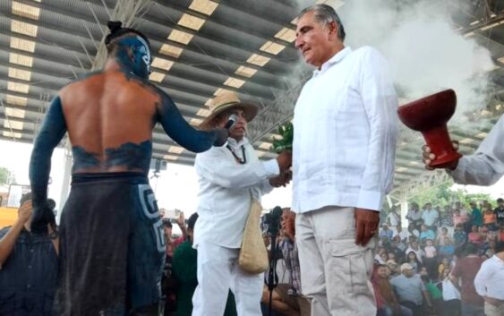 Adán Augusto López recibe limpia de xamanes mayas durante su gira en Yucatán