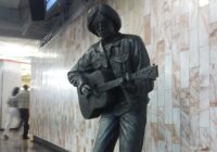 Rockdrigo González, el rockero inmortal con estatua en Metro Balderas