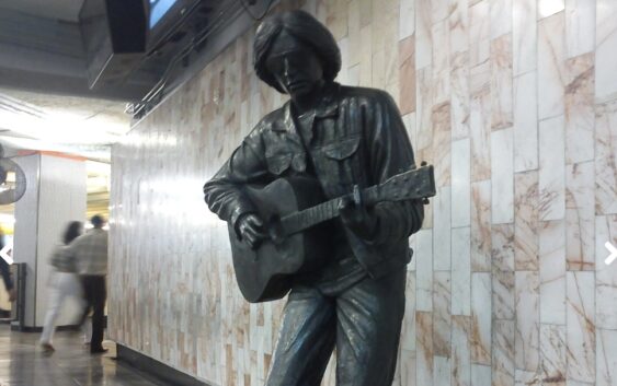 Rockdrigo González, el rockero inmortal con estatua en Metro Balderas