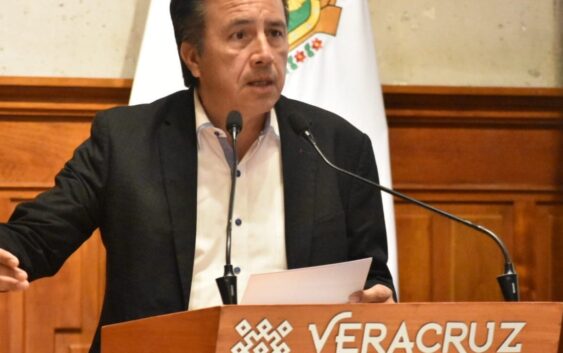 Se queda Eric Cisneros en el gabinete y no va por la gubernatura de Veracruz; quitará anuncios espectaculares con su nombre e imagen: Cuitláhuac