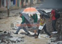 Por fuertes lluvias, así saltan entre charcos y lagunas los vecinos de la avenida Ébano; Ayuntamiento no termina obra desde 4 meses