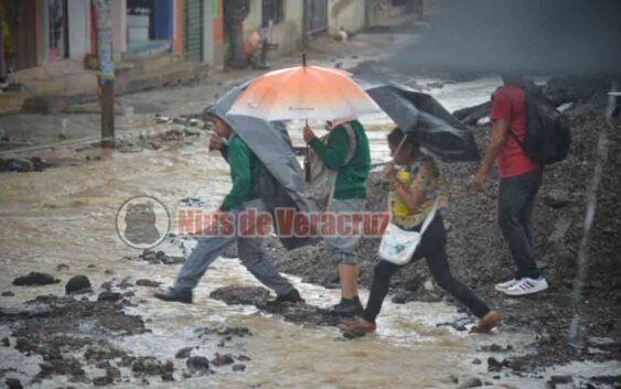 Por fuertes lluvias, así saltan entre charcos y lagunas los vecinos de la avenida Ébano; Ayuntamiento no termina obra desde 4 meses