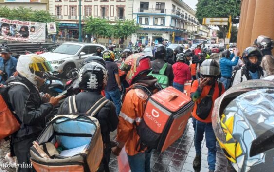 Supuesto miembro de ayudantía del Gobernador casi mata a joven; toman calles en Xalapa