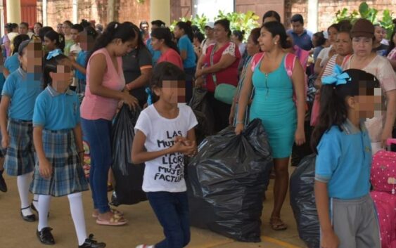 Avanzan con la entrega de 22 Mil útiles y zapatos escolares por todo Cosoleacaque.