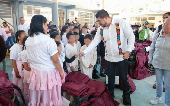 Zenyazen entregó 3 mil 128 paquetes de útiles escolares y mochilas a estudiantes de la sierra de Zongolica