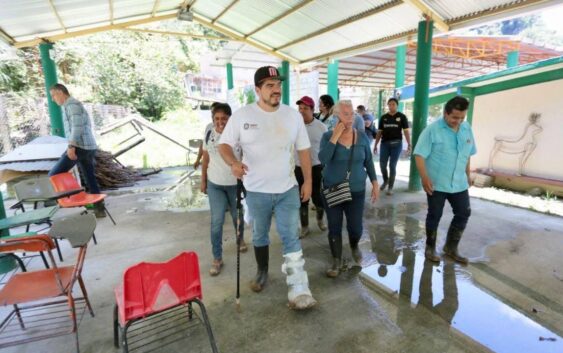 Zenyazen recorre escuelas dañadas por lluvias en Zongolica; trabajan los tres órdenes de gobierno para la recuperación de estas