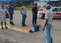 Vaca embiste a mujer en Nanchital y la deja tirada y lesionada en la calle