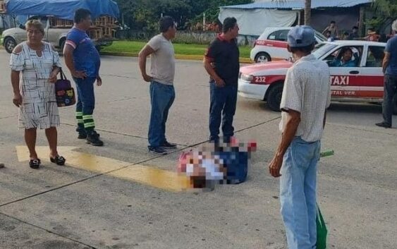 Vaca embiste a mujer en Nanchital y la deja tirada y lesionada en la calle