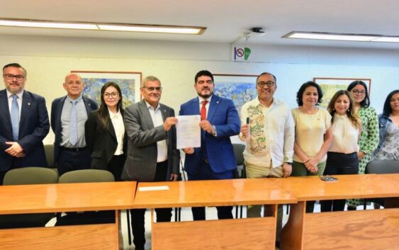 21 mil jóvenes podrán seguir estudiando tras colaboración histórica entre la SEV y UV