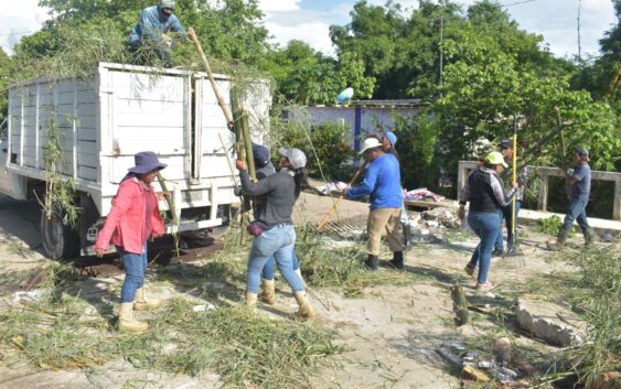 Se lleva a cabo por parte de todo el personal del H. Ayuntamiento de Cosoleacaque, trabajos de limpieza para el despeje de canales y casas en donde las lluvias causaron estragos.