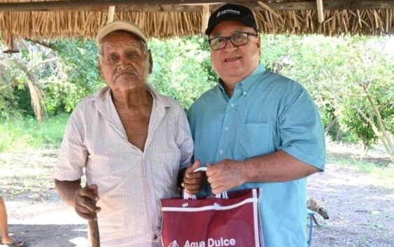 Entrega el alcalde Noé Castillo, paquetes alimentarios a familias del ejido El Corozal