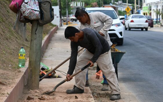 Promueve el alcalde Noé Castillo Olvera una mejor imagen urbana de Agua Dulce