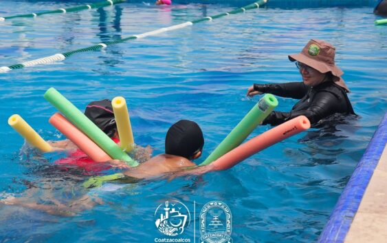 Inició el curso de verano de natación en la alberca municipal “La Alameda”