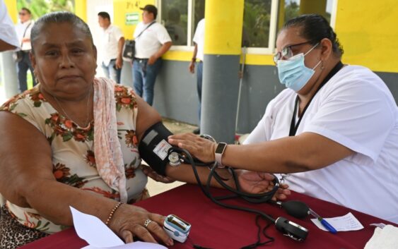 Reciben habitantes del ejido “Mario Hernández Posada” consultas médicas gratuitas